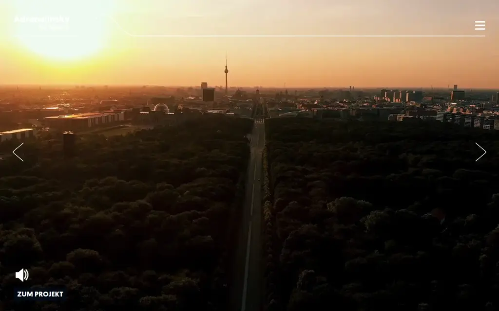 adrenalinsky.com – Startseite der Agentur mit Luftbild von Berlin (Screenshot)
